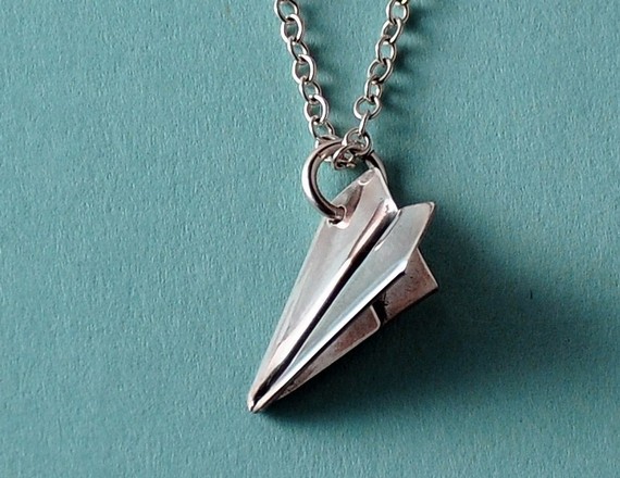 造纸小飞机吊坠/项链上Etsy的由mxmjewelry Tiny Paper Airplane Pendant/Necklace