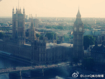 這個很顯而易見，是英國倫敦的Big Ben，很喜歡它的建築風(fēng)格