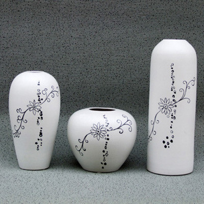 景德镇手工陶艺艺术 。野藤花开在白色的背景上，你会不会喜欢呢。