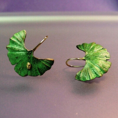 银杏有小18K金耳环由PatrickIrlaJewelry昆虫制造 Ginkgo earrings with tiny 18k insect, Made to order