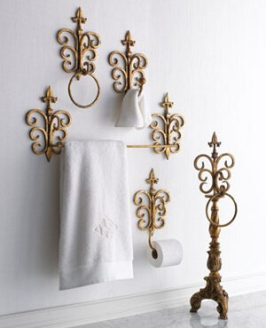 法式复古铸铁鎏金毛巾环纸巾架浴巾杆挂钩四件套：太漂亮了！ 不得不上，虽然价格不菲，但绝对是能传世的好东西啊！欧洲古典精湛手工艺的再现。以十八世纪法国宫廷的卫浴古董件中汲取设计灵感，纯手工制作，以鸢尾花做顶，蝴蝶状旋花做主体装饰，满身贵气。在自己的浴室中就能享受到只有古代欧洲国王伯