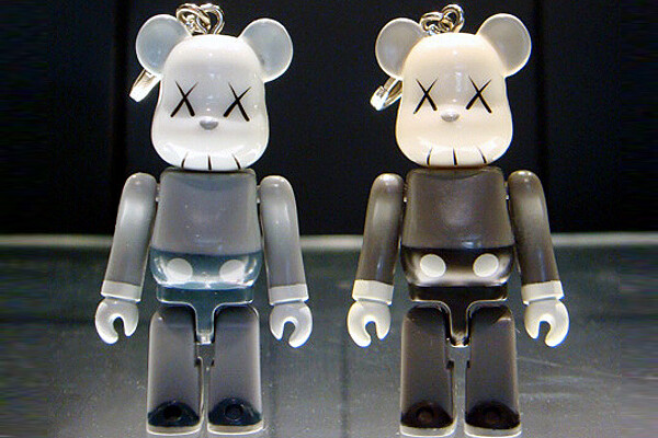 日本街头潮流品牌OriginalFake与日本知名玩具公司MEDICOM TOY联名发布2011年春夏季新款70% Bearbrick<a class='shortlnk' href='/s/0ede9e3a4207fa3a' target='_blank' title='http://www.kidulty.com/news/id/news/15512'>http://duitang.com/s/0ede9e3a4207fa3a</a>