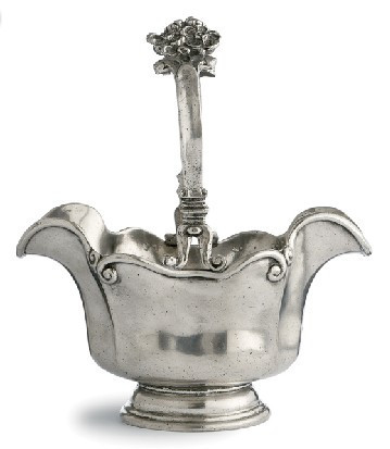 意大利纯手工制造锡镴古董花篮：意大利经典的古董锡镴花篮，独特的造型，做旧金属银色，尽显复古特色。花篮挽手侧边有一朵精细的花形雕刻造型，加上花边造型篮口，使整体不再单调，增添柔美感觉。古董花篮是采用意大…