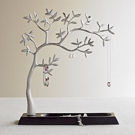 深棕底座银色树雕首饰架：很有艺术感的一款设计。实木棕色木质底盘，银色的树雕塑微微向有倾斜，树枝上可以挂耳环，项链和手镯。