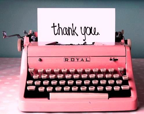 复古的打字机。粉红色，还写着THANK YOU