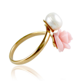  花朵珍珠戒指环。这样的清心寡欲一无所求。所以很美。