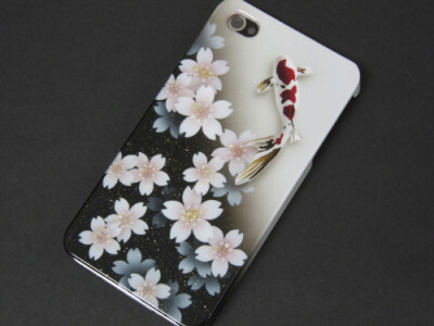 很和风的壳子，显得非常地夏日~ iphone4用 日本艺人手工喷绘“鯉和桜”保护外壳