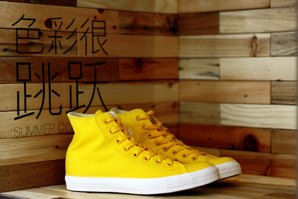 如同背景上的字一样，确实很跳跃~鞋带孔都使用了统一的黄色CONVERSE Chuck Taylor Asspecialty<a class='shortlnk' href='/s/04205d4b215d99a10' target='_blank' title='http://www.kidulty.com/street/id/68'>http://duitang.com/s/04205d4b215d99a10</a>