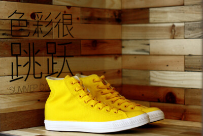 如同背景上的字一样，确实很跳跃~鞋带孔都使用了统一的黄色CONVERSE Chuck Taylor Asspecialty<a class='shortlnk' href='/s/04205d4b215d99a10' target='_blank' title='http://www.kidulty.com/street/id/68'>http…