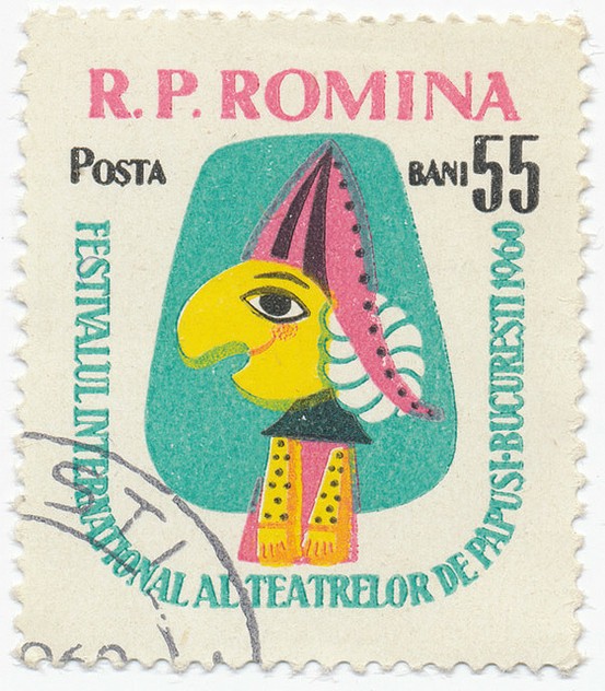 罗马尼亚的邮票，图案是一个具有当地民族特征的玩偶。颜色最好看了。