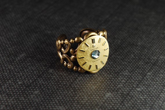 Steampunk Jewelry // 有点像手表，其实是欧米伽的戒指~好看