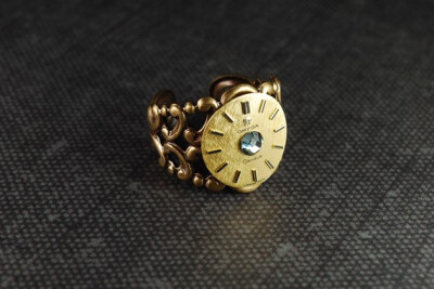 Steampunk Jewelry // 有点像手表，其实是欧米伽的戒指~好看
