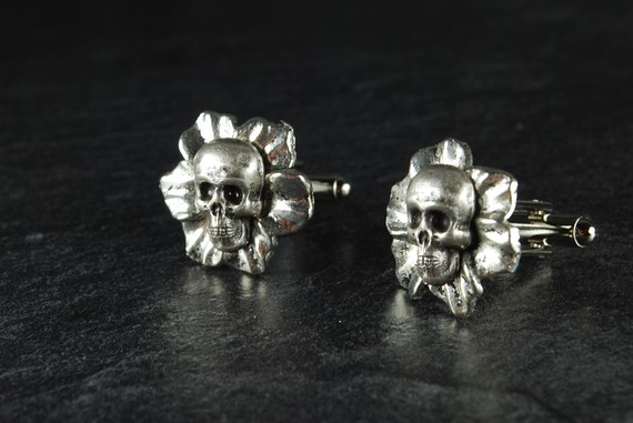 Gothic Jewelry CUFFLINKS VINTAGE // 复古的一对戒指，虽然有点吓人~但很经典哦