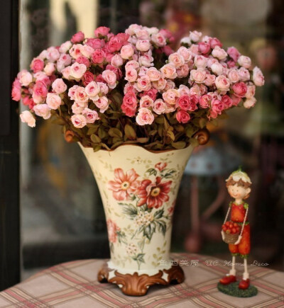 粉红色小玫瑰仿真花。充满浪漫情调