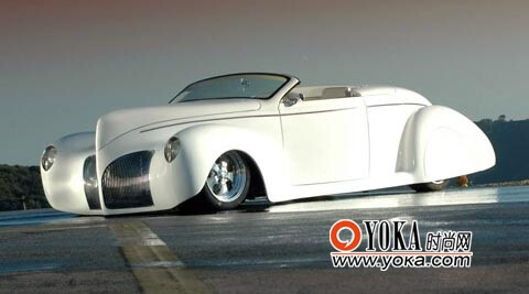 这是最有古典味道的一款车，因为完全按1939年林肯Zephyr的外形打造的。让人惊异的是，这款车原形1939 Lincoln Zephyr的时尚和精致，即使在当代也让人震撼。