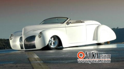 这是最有古典味道的一款车，因为完全按1939年林肯Zephyr的外形打造的。让人惊异的是，这款车原形1939 Lincoln Zephyr的时尚和精致，即使在当代也让人震撼。