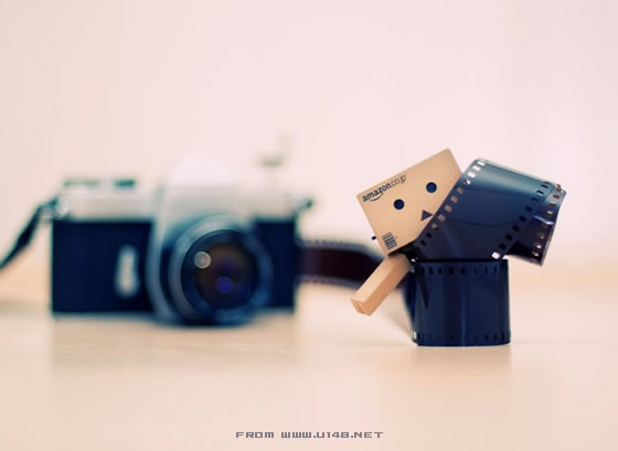 脑海像个电影院、不停播放着你的黑白胶卷。