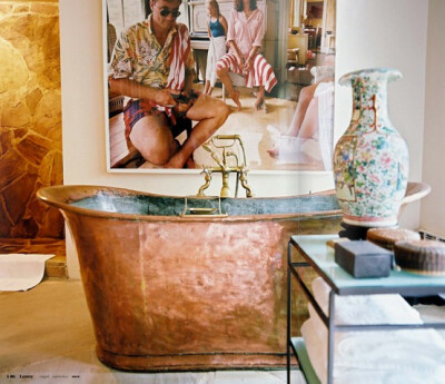 铜浴缸和琉璃粉彩花瓶