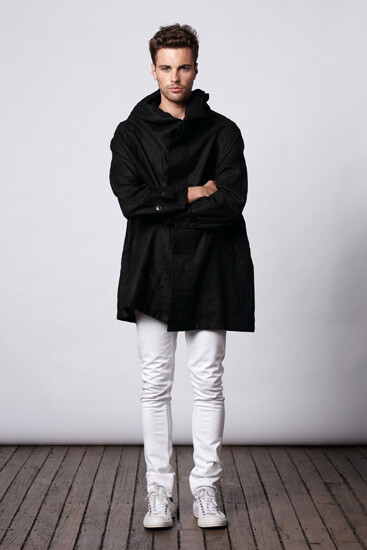 白色裤子和鞋子的LOOK还是比较少见的~！推荐一下