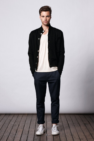 今夏流行海魂衫吗？这样的LOOK很简约呢~！