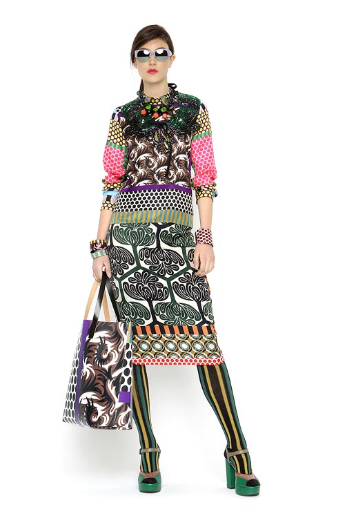 Marni 2011秋冬FOULARD系列具有活泼俏皮的图案、限量版印花，灵感来源于丝巾。MARNI丝巾系列囊括了拥有多彩抽象图案的服装及配饰。