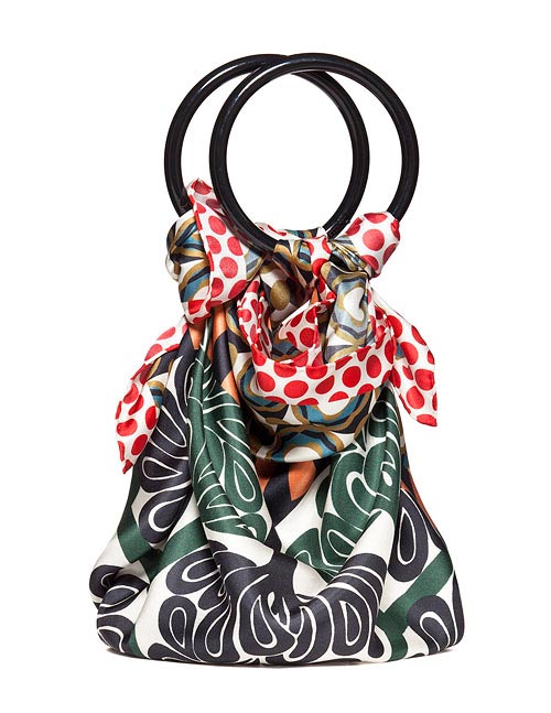 Marni 2011秋冬FOULARD系列具有活泼俏皮的图案、限量版印花，灵感来源于丝巾。MARNI丝巾系列囊括了拥有多彩抽象图案的服装及配饰。