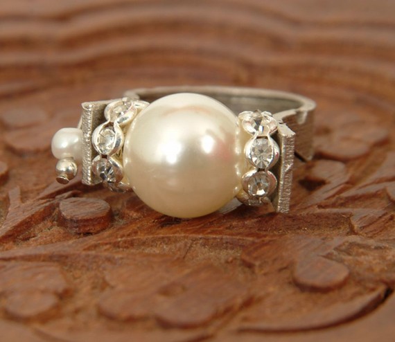 ivory bridal wedding ring with pearl stone 珍珠戒指~两边都镶钻的哦~