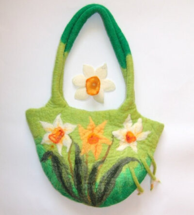 充满气息花朵的包包，好清新啊~！Felted handbag with flower brooch daffodil