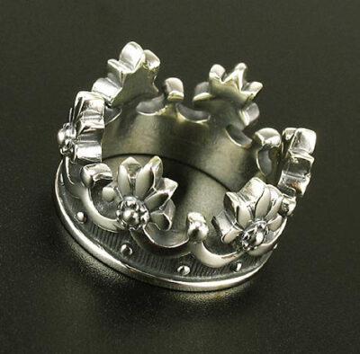 骷髅头与皇冠堆砌的戒指