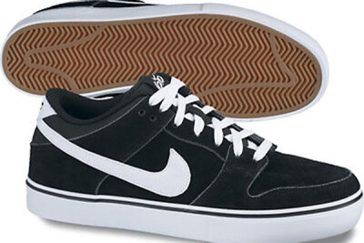Nike 6.0是Nike的一个极限运动系列，包含滑板，滑雪，BMX，摩托等等。此会Nike 6.0为我们带来2011年春夏季新款Dunk Low LR，整体采用高档麂皮制作而成，并搭配白色硫化橡胶鞋底，秉承了以往的传统设计，而鞋头前的透…