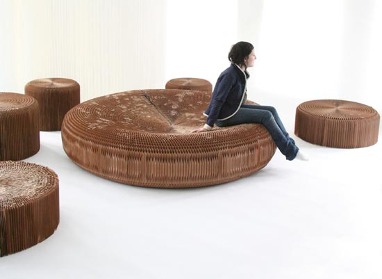 大家看到的这种座椅（Kraft paper Softseating），完全是采用了牛皮纸了材质，做成了蜂窝形状，坐上去的感觉柔软舒适，可以设计摆放成任意的形状，圆形，长条形，甚至可以摆个“心”形。这样的软椅非常适合摆放在一些公共场所，因为它轻便，可折叠，所用也非常适合摆放在一些小