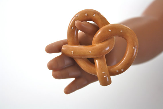 Soft Pretzel Food for 18 inch Dolls American Girl by pippaloo Soft Pretzel Food for 18 inch Dolls American Girl 软陶小饼干