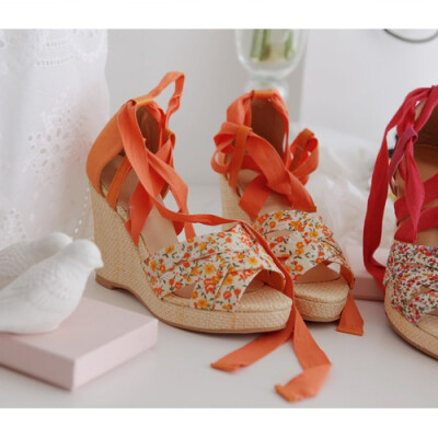 小碎花鞋面绑带坡跟高跟凉鞋