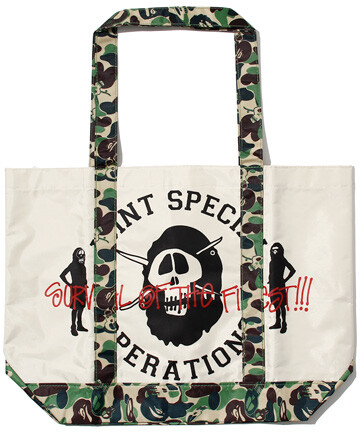 A BATHING APE - 此次推出的新款骷髅迷彩Tote Bag采用了厚实的尼龙面料制成，非常的坚实耐用。而最为经典的迷彩元素不出意外的运用其中