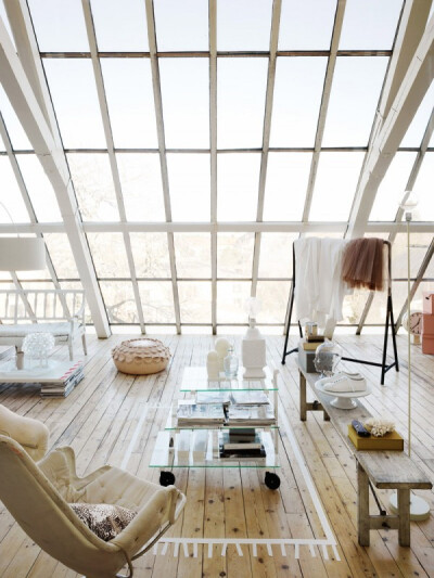 这是瑞典设计师Nanna Lagerman在她本国居住的公寓，整体采光明亮，有一些很酷的家具和元素，可以为家居设计带来更多灵感。