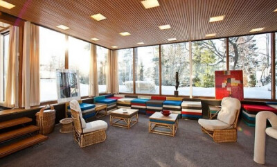 这座中世纪极简风格的挪威小木屋是“北欧设计女皇”Grete Prytz 的府邸，70年代由当时的现代派建筑师Arne Korsmo建造。被自然环绕，光线充足，是住家，亦是工作室。