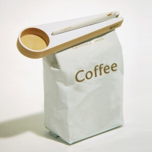 Kapu Coffee Scoop and Bag Closer<a class='shortlnk' href='/s/0421706dc3c8af124' target='_blank' title='http://www.finnishdesignshop.us/tableware-coffee-tea-kapu-coffee-scoop-and-bag-closer-kapu-coffee-scoop-and-bag-closer-p-4856.html'>http://duitang.com/s/0421706dc3c8af124</a>
