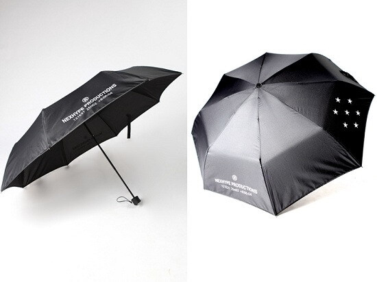 LoveKills Collections3 LVKS Folding Umbrella -在雨季来临的现在，折叠伞可以说是必备的雨具，本雨伞并以五芒星图腾为设计，并加入文字凸显特色，售价580元。