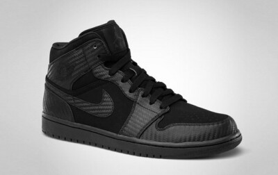 Air Jordan 1 Phat此次先行曝光了全黑色，以Carbon Fibre碳纤维作为发想的设计式样，鞋身上不仅可看到汽车常使用的碳纤维设计图样外，沿袭其黑色概念，将整双打造成一片劲黑更是令人难以抗拒的魅力。该鞋款将于今年8…