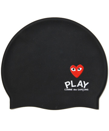 日系潮牌COMME des GARCONS旗下支线PLAY COMME des GARCONS联名世界著名泳衣制造商SPEEDO推出的RED HEAT SWIMMING CAP。