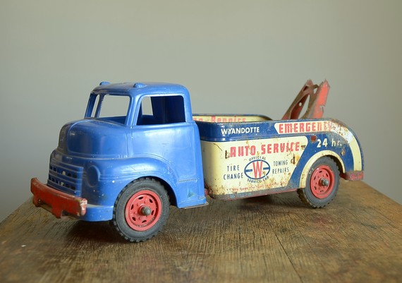 Vintage Wyandotte Toy Tow Truck Emergency Auto 铁皮玩具事故拖车