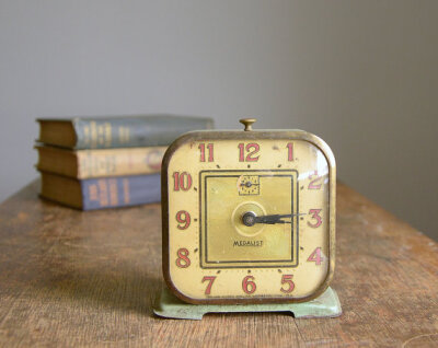 Vintage Mint Green Medalist Alarm Clock Lux 古早闹钟