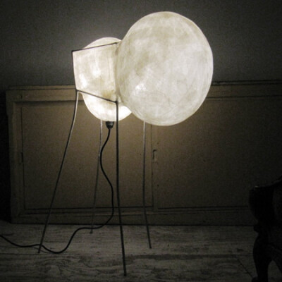  Sputnik by Pepe Heykoop 像是用胶带缠绕成的泡泡状座灯，看起来像满月