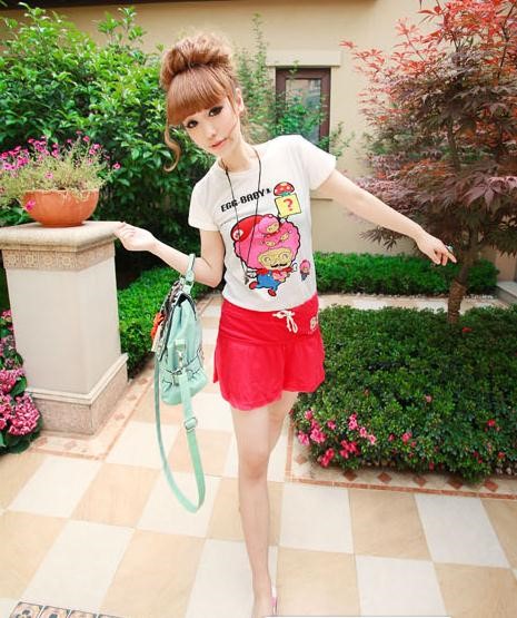 可爱的T恤配上可爱的短裤，就是可爱的女孩。