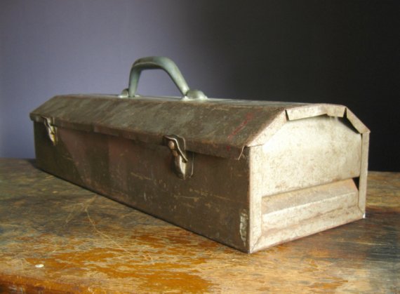 Vintage Primitive Metal Toolbox 古早铁皮工具盒