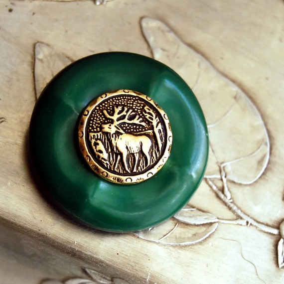 Green Deer Vintage Button Brooch 古旧纽扣系列，刻有鹿的图案，颜色很漂亮