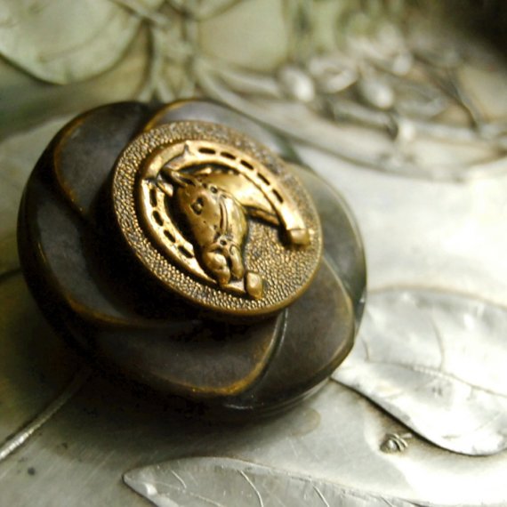 Lucky Horse Vintage Button Brooch 古旧纽扣系列，马头