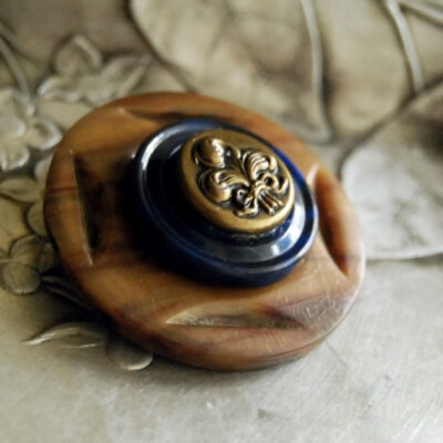 Three Plumes Vintage Button Brooch 古旧纽扣系列