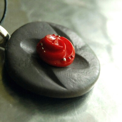 Red Dollop Vintage Button Necklace 古旧纽扣项链系列