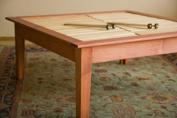 两个木琴键盘建在一个木制的桌子上 musicalfurnishings Musical Duet Table - Two xylophone keyboards built within a wooden table.